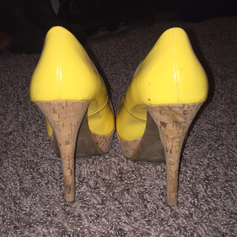 Yellow Pumps - Picture 5 of 8